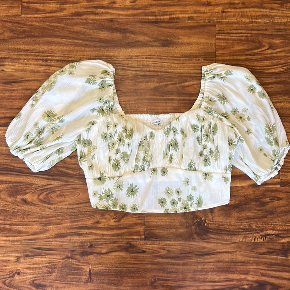 Abercrombie & Fitch floral puff sleeve crop top. Size L.